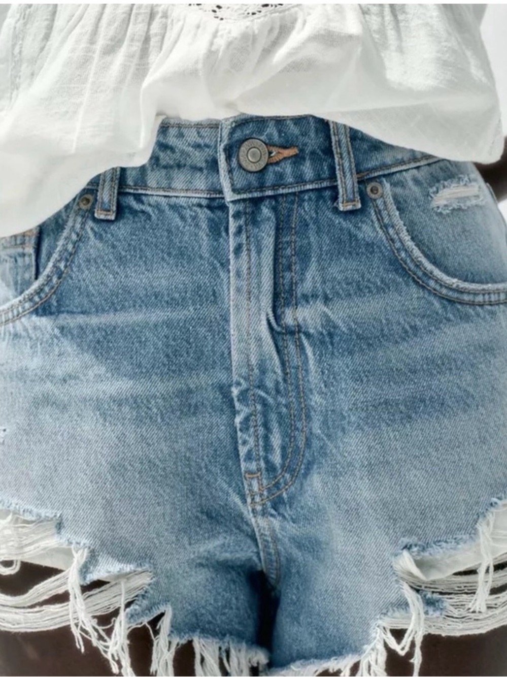 Zara Mid Rise Denim Shorts NWT Size 6 Light Wash Distressed Frayed Hem Festival